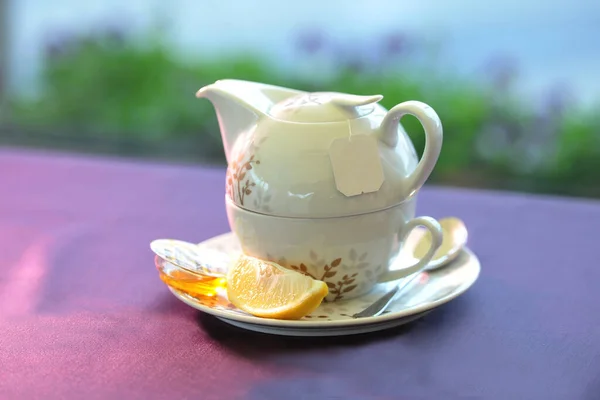 Teekanne Und Tasse Aus Porzellan Mit Heißem Wasser Einem Tablett — Stockfoto