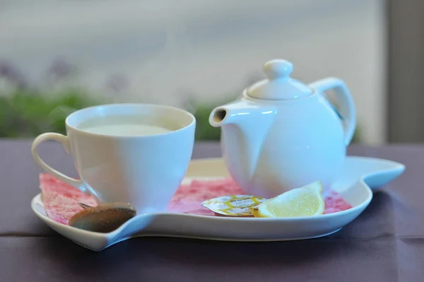 Tetera Porcelana Taza Con Agua Caliente Una Bandeja —  Fotos de Stock