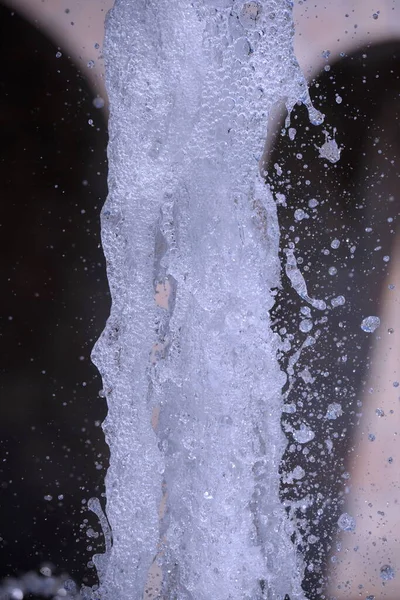 샘에서 떨어지는 물방울 샘에서 흘러나오는 물보라 — 스톡 사진