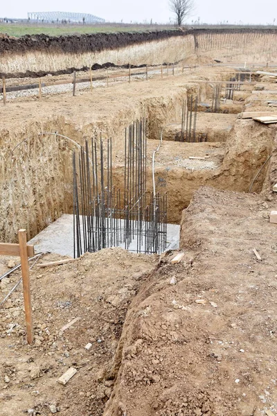 İnşaat alanında büyük bir çukur kazılmaya hazır.