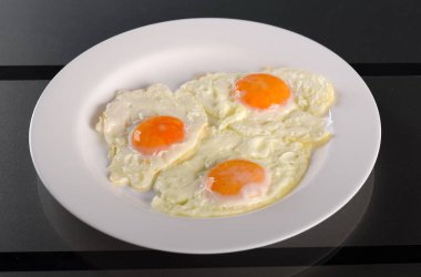 Üç yumurtalı omlet.