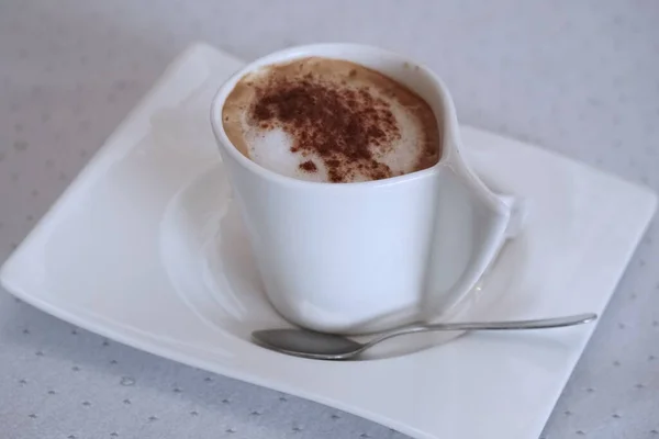 Eine Tasse Cappuccino Auf Dem Tisch Der Bar — Stockfoto