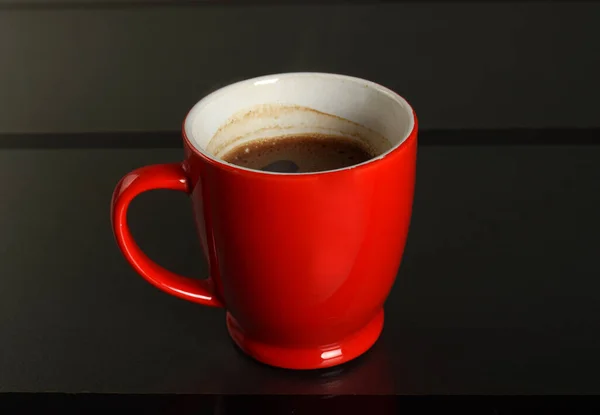 Rote Tasse Kaffee Auf Schwarzem Glashintergrund — Stockfoto