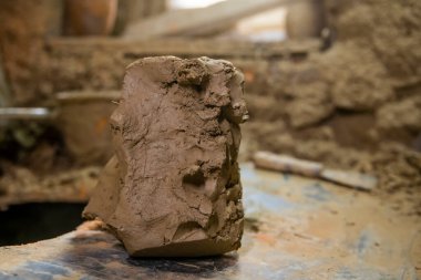 Masanın üzerindeki ıslak kil parçaları. Islak beyaz kil yakın plan