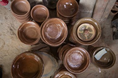 Toprak kaplama çanak çömlek ve verniklenmiş çamurdan yapılmış tabaklar.