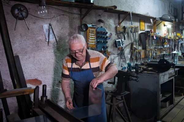 Operaio Piega Una Lamiera Con Pressa Piegatrice Manuale Lavoratore Sta — Foto Stock