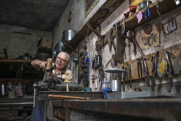 Uomo Anziano Che Lavora Con Lamiera Nel Suo Laboratorio Lavoratore — Foto Stock