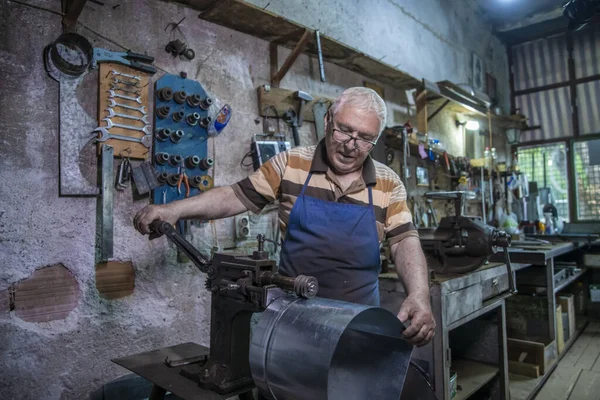 Uomo Anziano Che Lavora Con Lamiera Nel Suo Laboratorio Lavoratore — Foto Stock