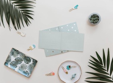 Düz yatıyordu yaz kompozisyon. Yaratıcı kavramı tropikal yaprak ve davetiyeler. Üstten görünüm, kopya alanı