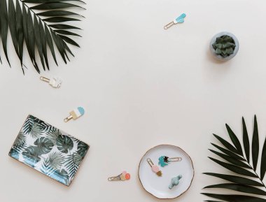 Düz yatıyordu yaz kompozisyon. Yaratıcı kavramı tropikal yaprak ve davetiye. Üstten görünüm, kopya alanı