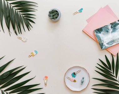 Düz yatıyordu yaz kompozisyon. Yaratıcı kavramı tropikal yaprak ve davetiyeler. Üstten görünüm, kopya alanı