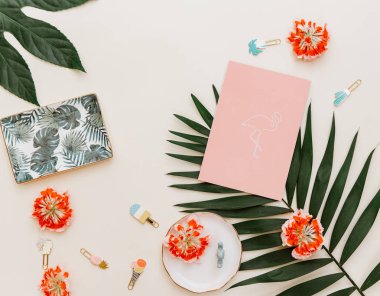 Düz yatıyordu yaz kompozisyon. Yaratıcı kavramı tropikal yaprak ve davetiye. Üstten görünüm, kopya alanı