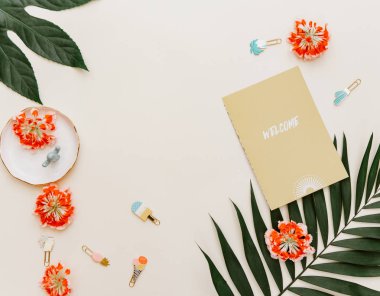 Düz yatıyordu yaz kompozisyon. Yaratıcı kavramı tropikal yaprak ve davetiye. Üstten görünüm, kopya alanı