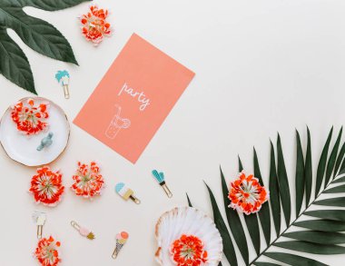 Düz yatıyordu yaz kompozisyon. Yaratıcı kavramı tropikal yaprak ve davetiye. Üstten görünüm, kopya alanı