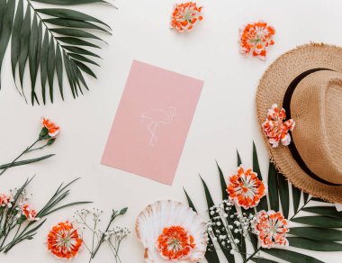 Düz yatıyordu yaz kompozisyon. Yaratıcı kavramı tropikal yaprak ve davetiye. Üstten görünüm, kopya alanı