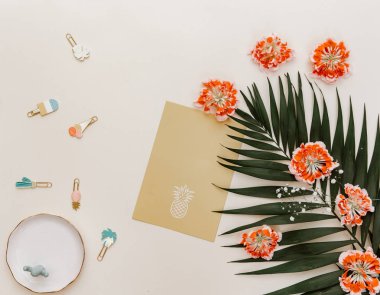 Düz yatıyordu yaz kompozisyon. Yaratıcı kavramı tropikal yaprak ve davetiye. Üstten görünüm, kopya alanı