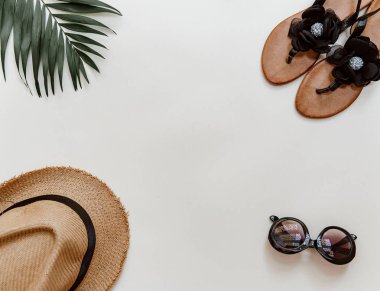 Düz yatıyordu yaz kompozisyon. Yaratıcı kavramı tropikal yaprak ve yaz aksesuarları. Üstten görünüm, kopya alanı