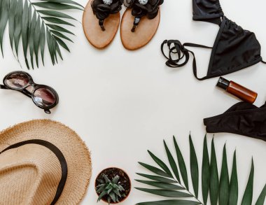 Düz yatıyordu yaz kompozisyon. Yaratıcı kavramı tropikal yaprak ve yaz aksesuarları. Üstten görünüm, kopya alanı