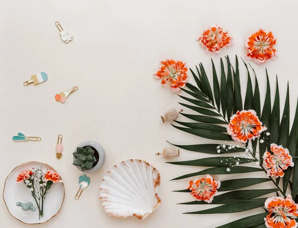 Flat Lay Composición Blogger Con Hoja Tropical Sobre Fondo Pastel — Foto de Stock