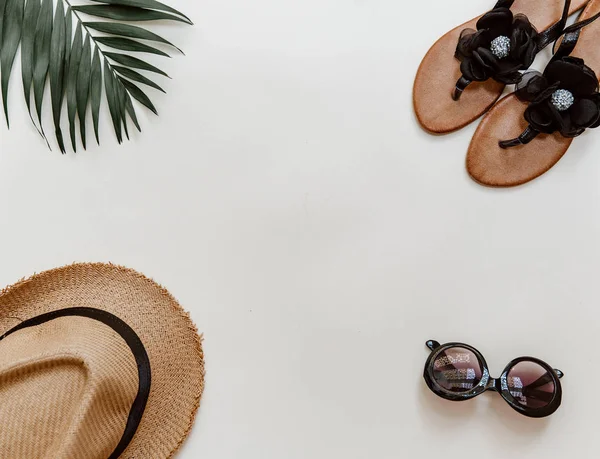 Düz yatıyordu yaz kompozisyon. Yaratıcı kavramı tropikal yaprak ve yaz aksesuarları. Üstten görünüm, kopya alanı