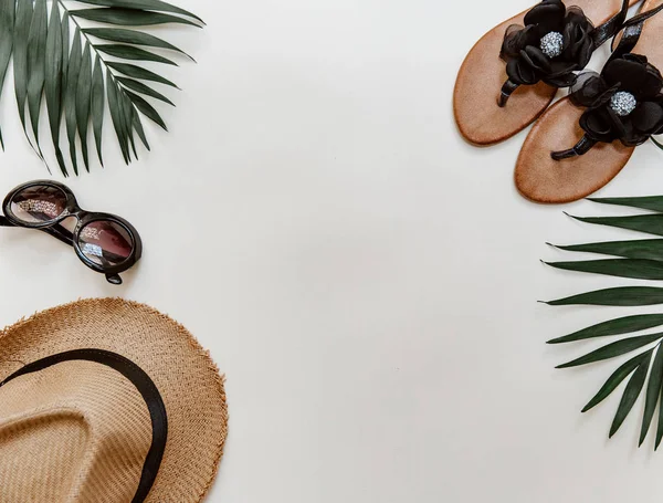 Piatto Lay Composizione Estiva Concetto Creativo Foglie Tropicali Accessori Estivi — Foto Stock