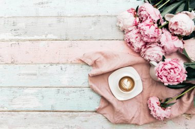 Güzel şakayık çiçekleri ve kahve ışık mavi ahşap plakalar arka plan üzerinde