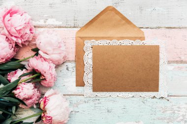 Güzel şakayık çiçekleri ve eski yıpranmış ahşap plakalar arka plan üzerinde kahverengi vintage zarflar