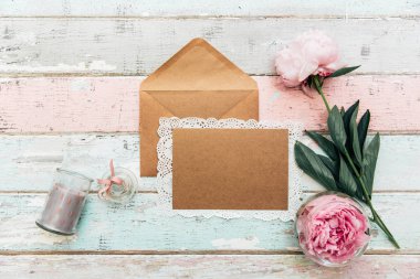 Güzel şakayık çiçekleri ve eski yıpranmış ahşap plakalar arka plan üzerinde kahverengi vintage zarflar