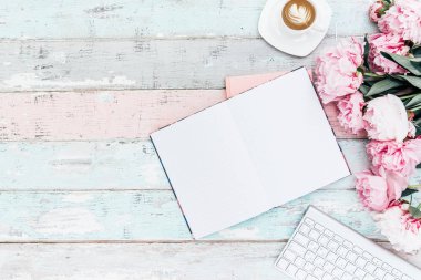 Düz lay çalışma alanı boş defter, peonies, kahve fincanı, ile klavye. kompozisyon blog için. Üstten görünüm.