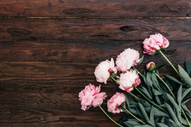 Koyu ahşap masa üzerinde güzel peonies