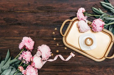 Koyu ahşap masa üzerinde metal tepsi ile güzel peonies