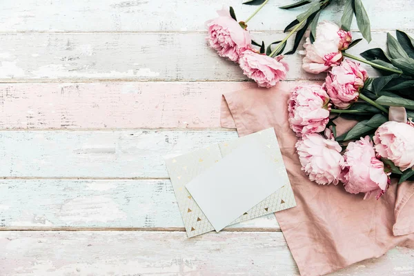 Schöne Pfingstrosen Blumen Und Umschlag Auf Hellblauen Holzplanken Hintergrund — Stockfoto