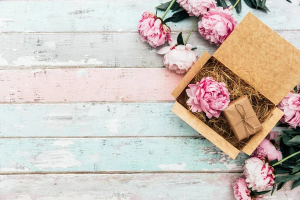 Lindas Flores Peônia Caixa Papelão Marrom Com Presente Interior Velhas — Fotografia de Stock