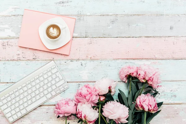 Taza Café Flores Peonía Rosa Mesa Mala Calidad Vista Superior — Foto de Stock