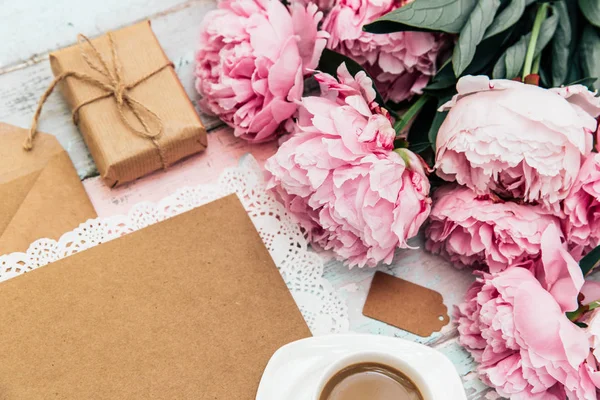 Schöne Pfingstrosenblumen Geschenkbox Tasse Kaffee Und Braune Vintage Umschläge Auf — Stockfoto