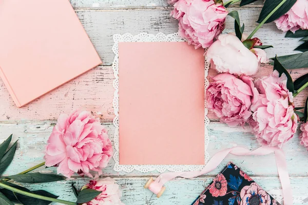 Hermosas Flores Peonía Sobre Vintage Rosa Sobre Fondo Mesa Madera —  Fotos de Stock