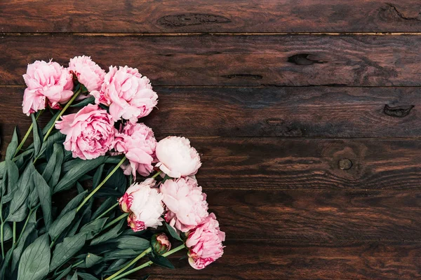 Beautiful Peonies Dark Wooden Table — Stock Photo, Image