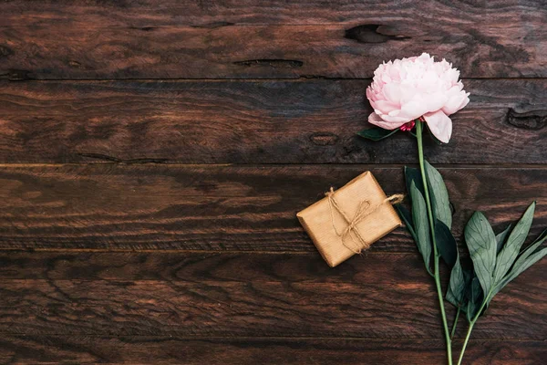 Schöne Rosa Pfingstrose Mit Kleinem Geschenkkarton Auf Dunklem Holztisch — Stockfoto