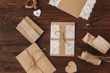 Düz yatıyordu boş Noel kartı Kraft kağıt. rustik el yapımı hediye, ahşap arka plan üzerinde mevsimlik selamlar