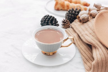 Sonbahar ve kış kompozisyon. Kazak ile sıcak kahve   