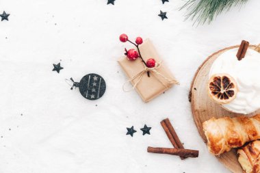 Düz yatıyordu Noel hediyesi, tarçın ve tatil dekorasyon. üstten görünüm, kopya alanı