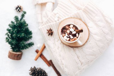 Düz yatıyordu sıcak çikolata hatmi beyaz rahat arka planda, ev sahne 