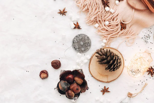 Flach Liegender Weihnachtsschmuck Gemütlicher Feiertagshintergrund — Stockfoto