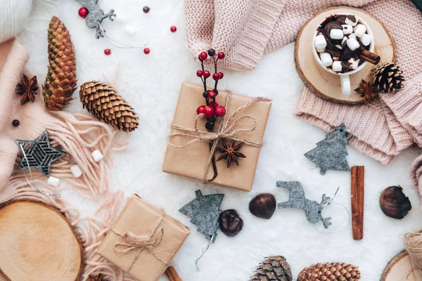 Flat Lay Composição Natal Chocolate Quente Paus Canela Marshmallow Presente — Fotografia de Stock