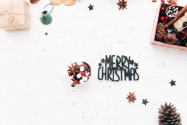 Lapos Laikus Vidám Karácsonyi Levél Holiday Dekorációk Fehér Háttér — Stock Fotó