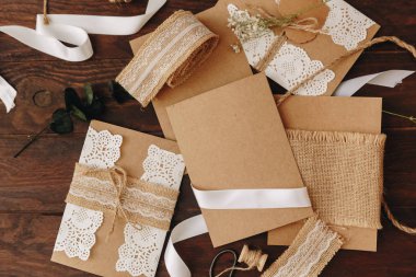 El yapımı düz tebrik kartı ve zarf yaratıcı çalışma tasarım ahşap zemin üzerinde yatıyordu