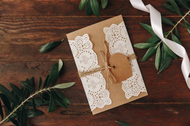 El yapımı düz tebrik kartı ve zarf yaratıcı çalışma tasarım ahşap zemin üzerinde yatıyordu