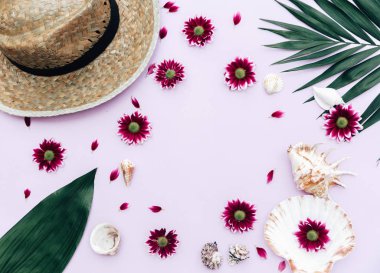 Düz yatıyordu çiçek ve hasır şapka. Üstten görünüm. Yaratıcı arka plan 