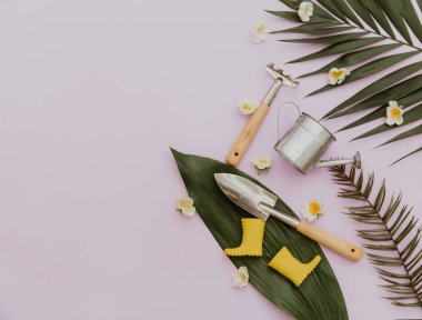 Düz yatıyordu Bahçecilik aletleri, çiçek tencere ve sulama olabilir bahar bahçe kavramı arka planda 