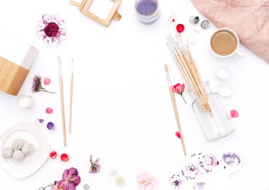 Düzenlenmiş fincan kahve ve çizim malzemeleri üstten görünüm beyaz yüzeyi